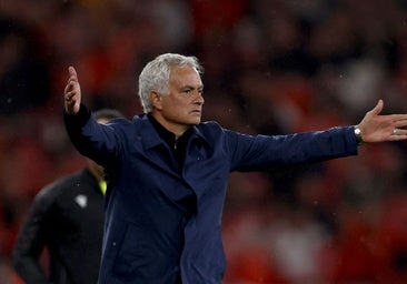José Mourinho, durante un partido del Benfica.
