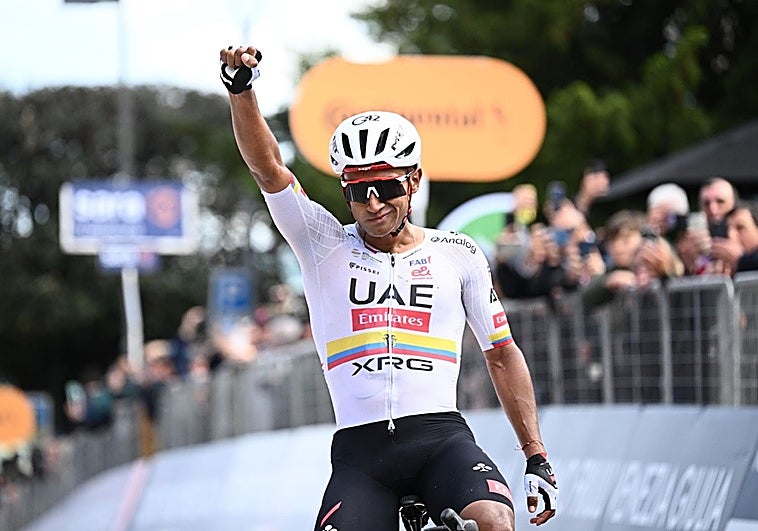 El Lagarto Narváez disfruta en su hábitat y Eulálio honra la maglia rosa