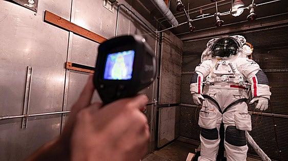 Los trajes espaciales ponen en duda el viaje a la Luna de 2028