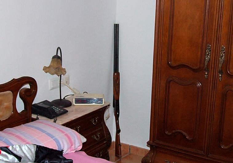 Imagen principal - Las escopetas que Manuel Alonso tenía repartidas por la casa cuando se produjo la muerte de los colombianos.