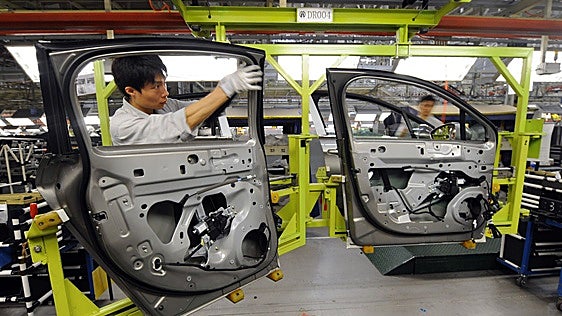 La producción de coches se desploma un 27% en Europa mientras en China se dispara el 42%