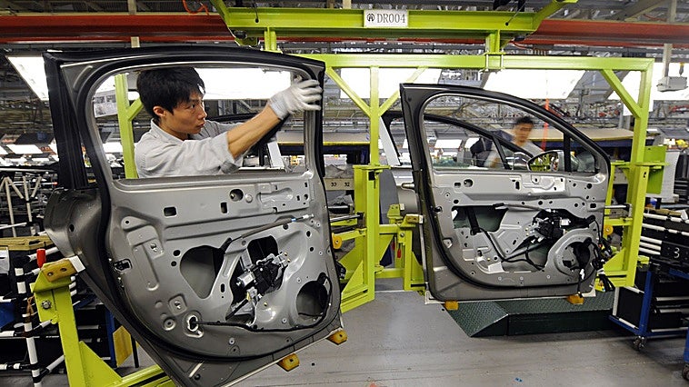 La producción de coches se desploma un 27% en Europa mientras en China se dispara el 42%