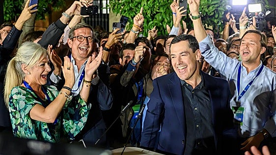 Moreno pierde la mayoría absoluta y queda en manos de Vox con el PSOE en caída libre