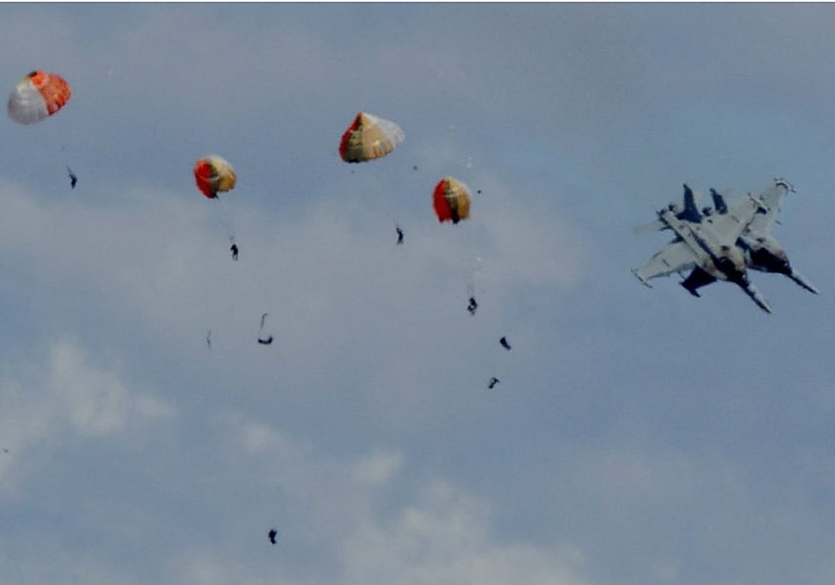 Los cuatro tripulantes saltan en paracaidas mientras los dos aviones se precipitan al suelo.
