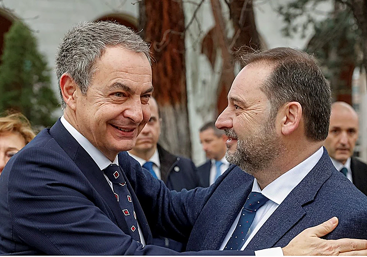 El juez sitúa a Zapatero como líder de una estructura criminal «estable y jerarquizada» y le vincula con Ábalos
