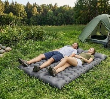 Si te gusta la aventura, no te pierdas esta esterilla autohinchable con bomba integrada
