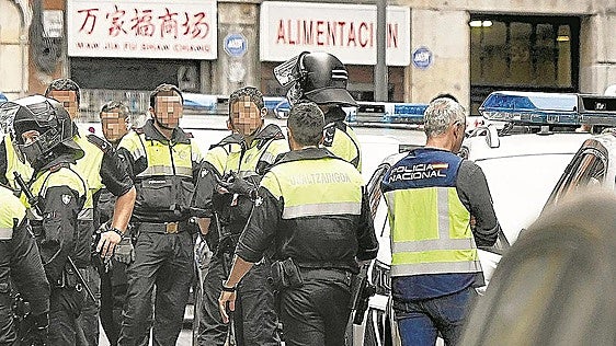 Desmantelan una trama vasca de asesorías que regularizaban a inmigrantes con padrones falsos