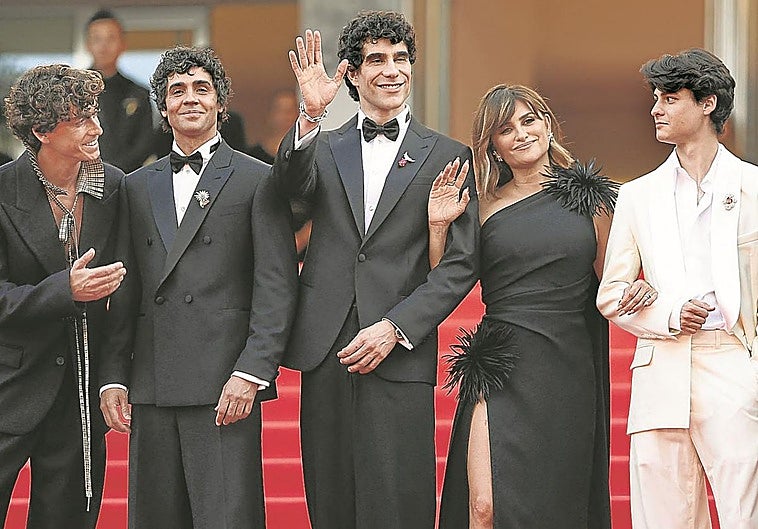 Los Javis buscan su consagración en Cannes con la ambiciosa ‘La bola negra’