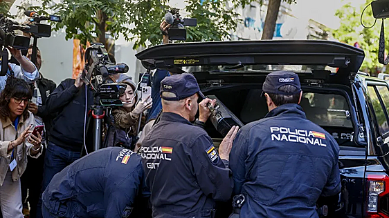 La Policía amenazó con reventar la caja fuerte de Zapatero ante la negativa inicial a abrirla