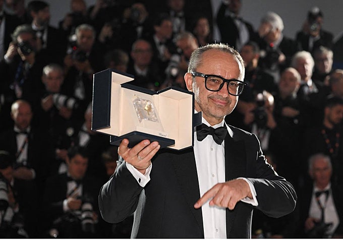 El director rumano Christian Mungiu con la Palma de Oro por 'Fjord'.