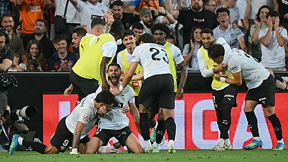 El Valencia gana sin premio a un Barça de vacaciones