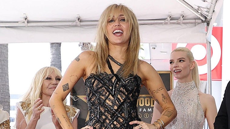 Miley Cyrus recibe su estrella de la fama en medio de rumores de matrimonio
