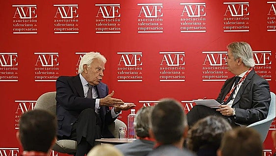 Felipe González pide «elecciones este año» tras la imputación de Zapatero