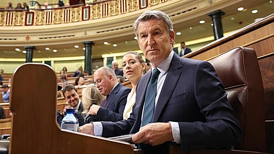 Feijóo se receta paciencia convencido de que el desgaste del PSOE solo puede ir a peor