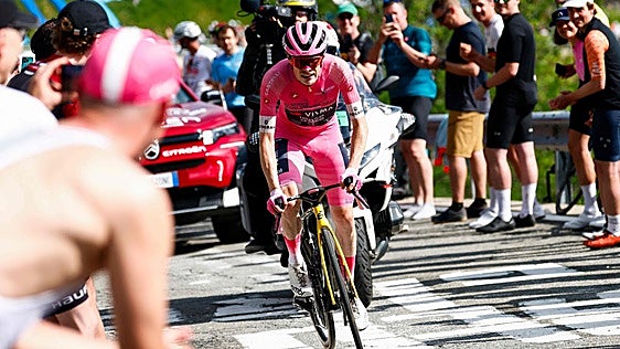 Vingegaard se exhibe de nuevo en el Giro