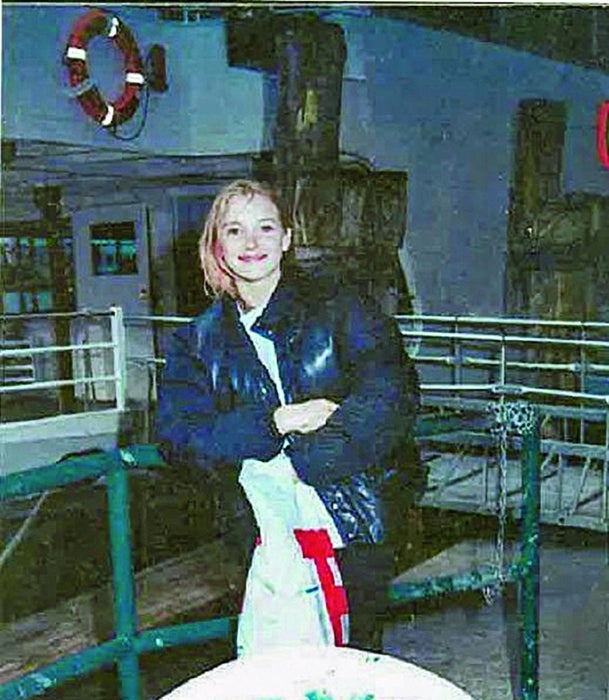 «Yo, de turismo por Nueva York, durante los años en los que viví sometida al control de Epstein y Maxwell. Quise documentar mis viajes porque no sabía cuándo terminarían. Epstein hizo la foto con mi cámara».