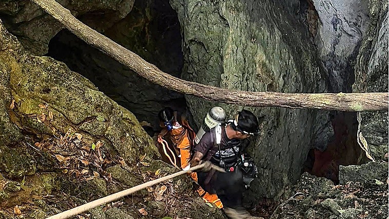 Localizadas con vida las siete personas atrapadas durante una semana en una cueva inundada de Laos
