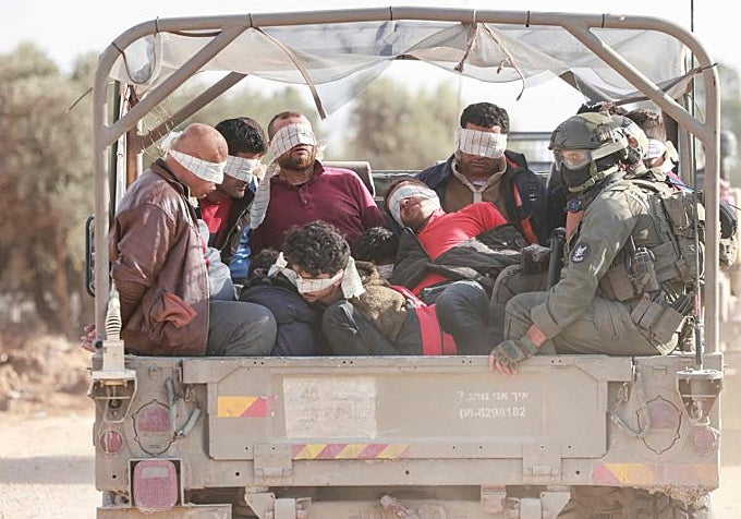 Milicianos detenidos por el ejército israelí por su participación en la masacre de 2023.