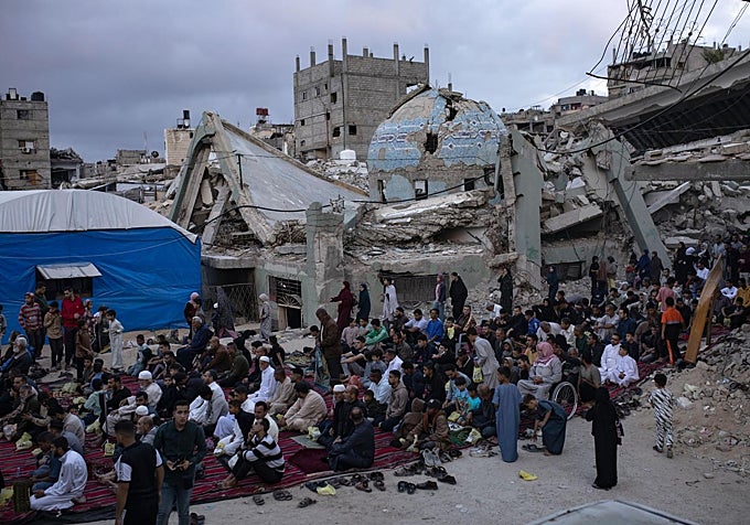 Cientos de refugiados oran en Khan Younis en la festividad del Eid al Adha.