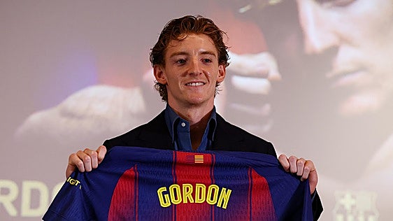 Anthony Gordon, primer pelotazo del Barça