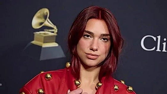 Dua Lipa y Callum Turner preparan su boda para junio