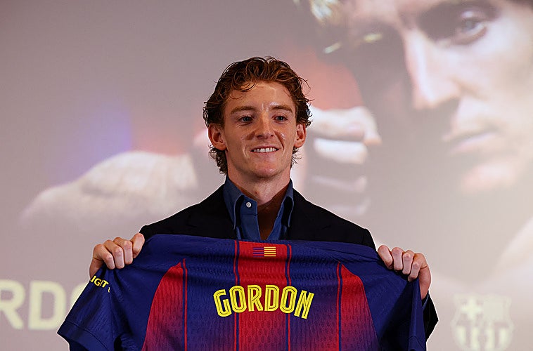 Anthony Gordon, primer pelotazo del Barça