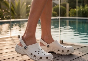 Estos zuecos Crocs combinan comodidad, estilo y versatilidad para todo el día