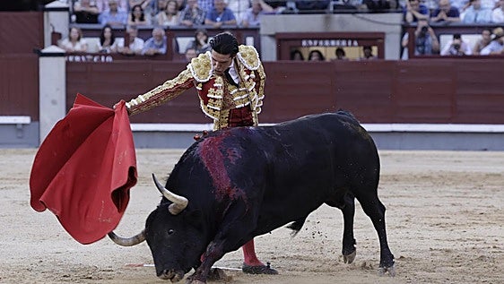 Malabarismos de Talavante con un distinguido sobrero