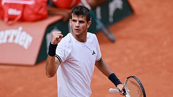 Jódar remonta dos sets a Carreño y es cuartofinalista en París