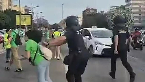 La Policía abre expediente al agente tras la denuncia de la profesora agredida en Valencia