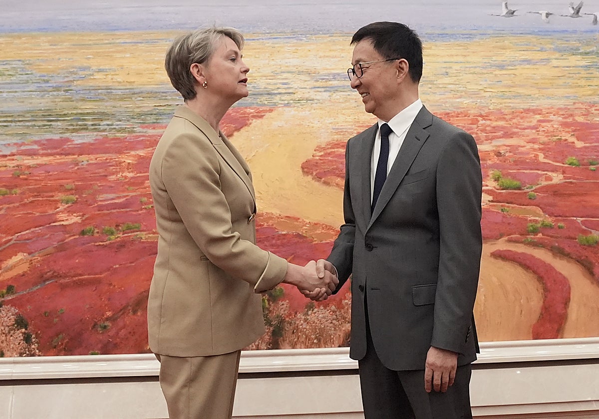 La ministra de Exteriores se desmarca de Mandelson y agrava la crisis en el Gobierno del Reino Unido