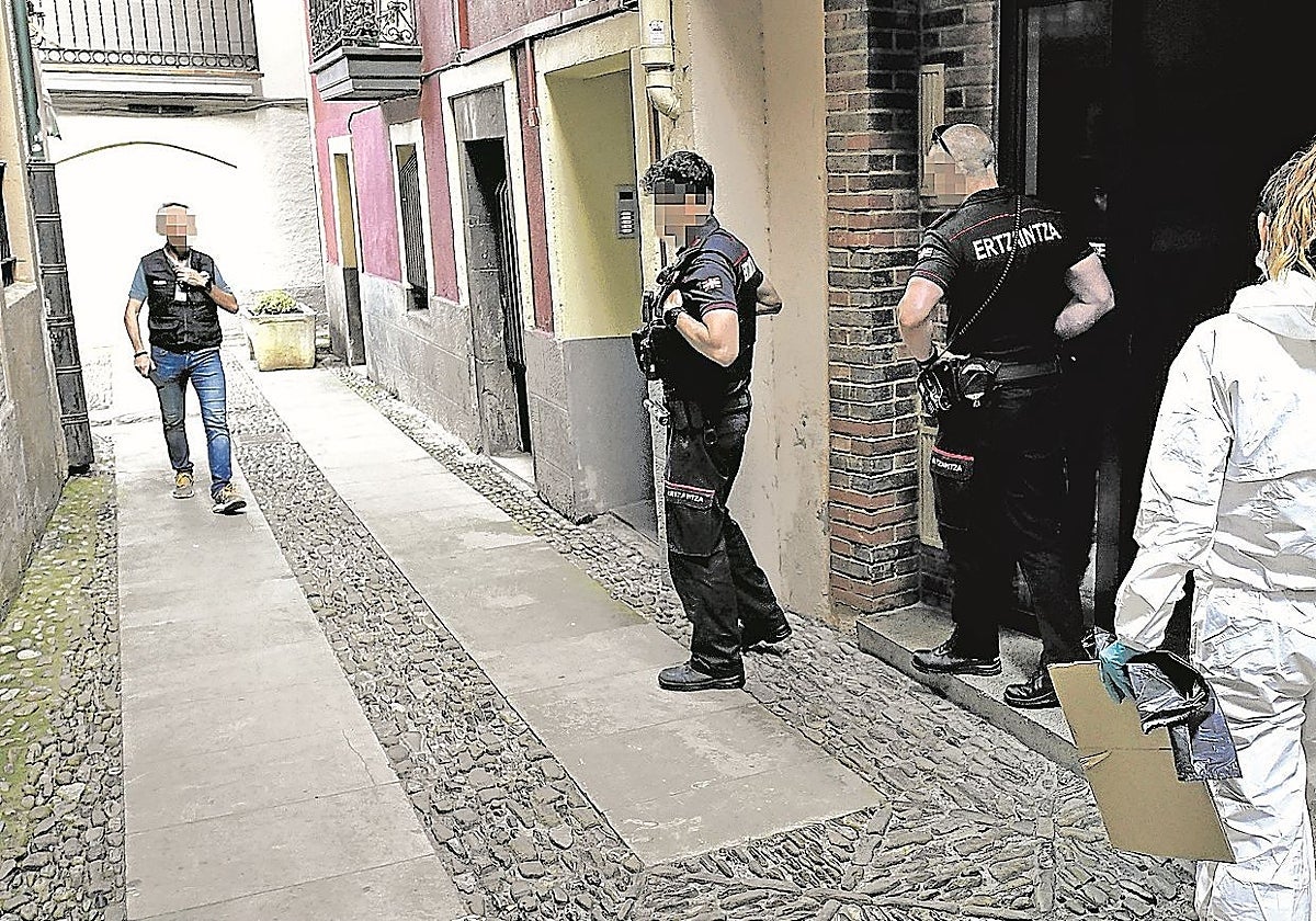 Investigan la muerte a golpes de un hombre en su piso de Vizcaya