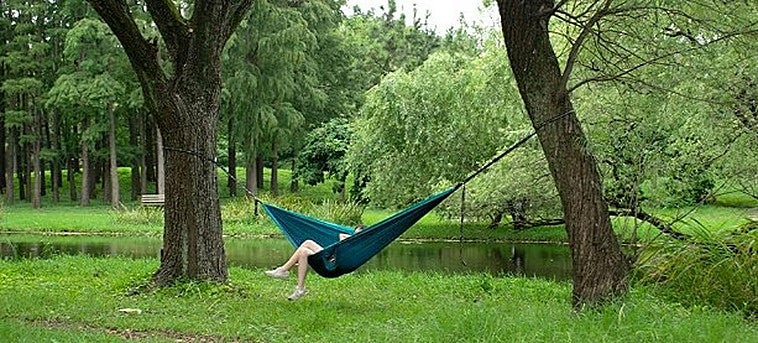 Hazte con esta hamaca de fácil montaje para llevarla contigo en tus escapadas o instalarla en el jardín