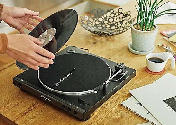 Da vida a tus vinilos con este tocadiscos que todo melómano merece en su salón