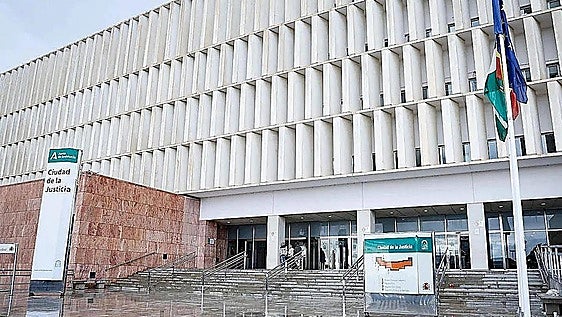 Dos años de cárcel por besar sin consentimiento a una joven con discapacidad severa en Torremolinos