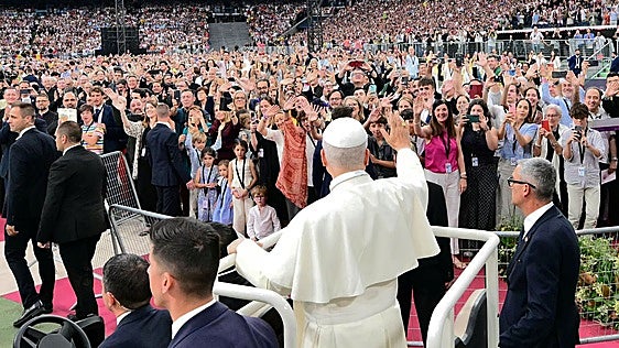 El Bernabéu se rinde a León XIV: «La Iglesia en Madrid ha marcado un golazo para siempre»