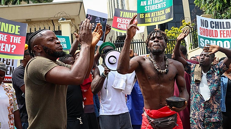 Padres y profesores de toda Nigeria se manifiestan contra los secuestros masivos de niños en las escuelas