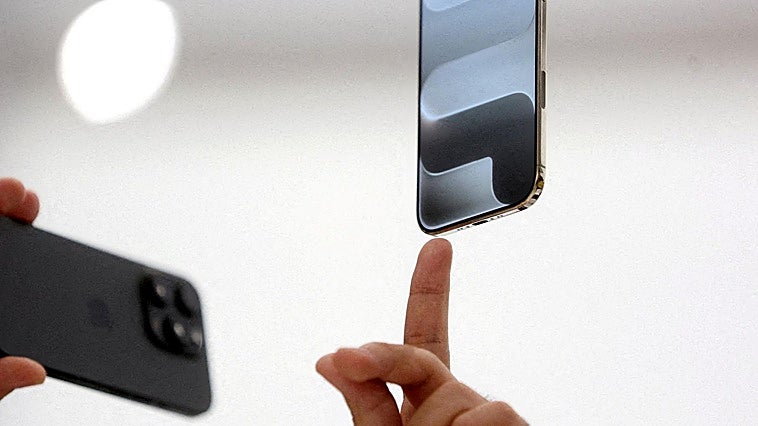 La nueva Siri con inteligencia artificial enfrenta a Apple y la Unión Europea
