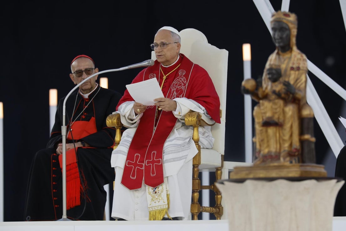 El papa León XIV, acompañado por el cardenal Juan José Omella, durante la vigilia que celebra con 40.000 personas este martes en el Estadio Olímpico de Barcelona.