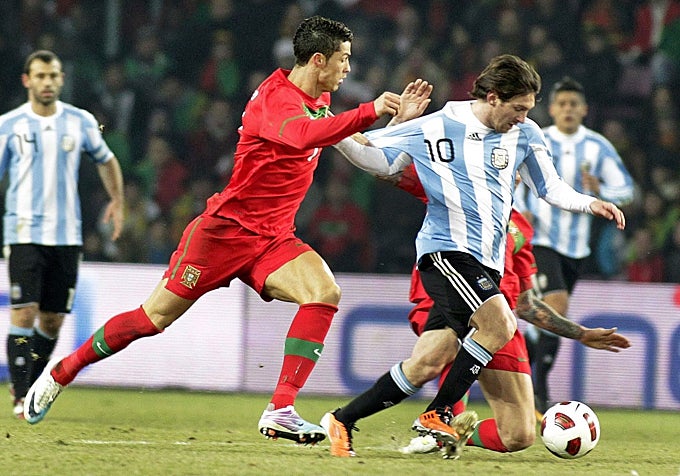 Cristiano (41 yaşında) ve Messi (etkinlik sırasında 39 yaşına girecek), 2011'de Portekiz ile Arjantin arasında oynanan hazırlık maçındaki fotoğrafta son Dünya Kupası'nı yaşayacaklar.
