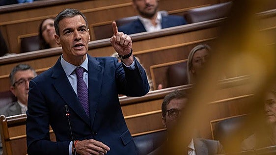 El PSOE pierde cinco puntos tras la imputación de Zapatero y el sumario de las 'cloacas', según el CIS