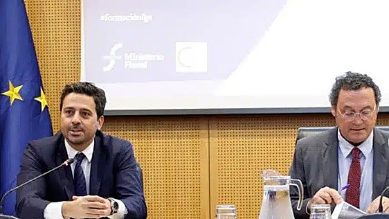 Asociaciones profesionales reclaman a Peramato investigar las citas de Leire Díez en la Fiscalía del Estado