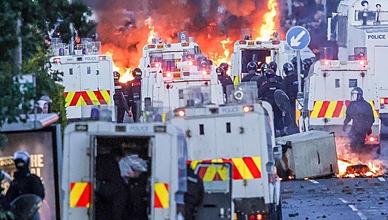 La extrema derecha británica aprovecha el ataque de un refugiado sudanés para provocar una ola de violencia en Belfast