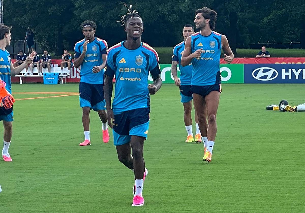 Primer entrenamiento completo para Lamine Yamal y Nico Williams, que son recibidos con collejas