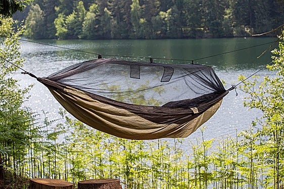 Estas hamacas con mosquitera son perfectas para los amantes del vivac y la naturaleza
