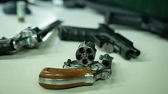 Cataluña reclama endurecer las penas por tenencia de armas en plena crisis de tiroteos en Barcelona