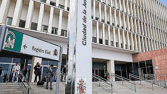 Condenan a una madre que obligaba a su hija menor a esperar en el balcón mientras se prostituía