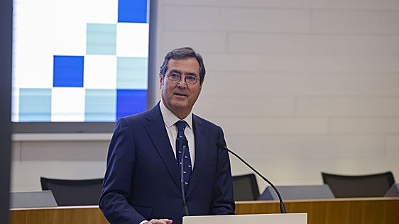 La CEOE se rebela contra el absentismo y exige al Gobierno pagar los primeros 15 días de baja
