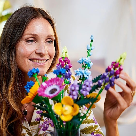 Crea un ramo personalizable y colorido con LEGO Botanicals Wildflower Bouquet
