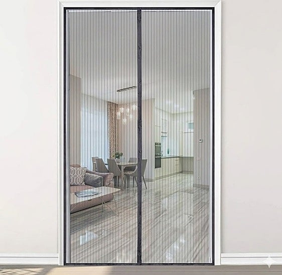 Esta mosquitera magnética para puerta es perfecta para evitar insectos y se instala sin taladro